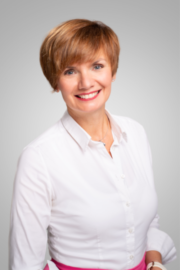 Клара Кодуа, M. A. Директор Международни Операции